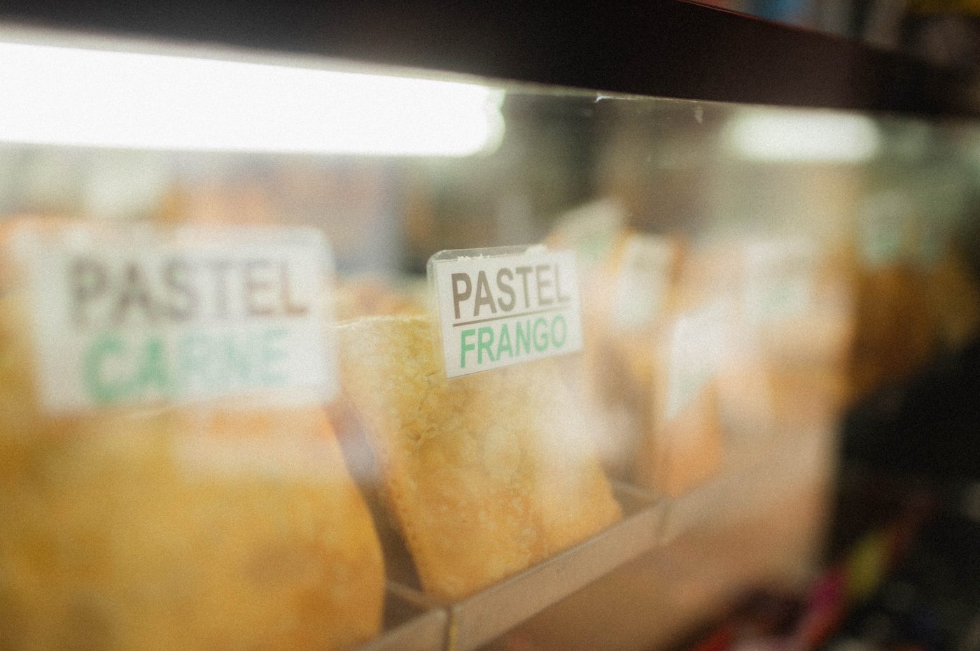 Pastéis expostos em uma banca próxima às estações da Trensurb em Canoas.