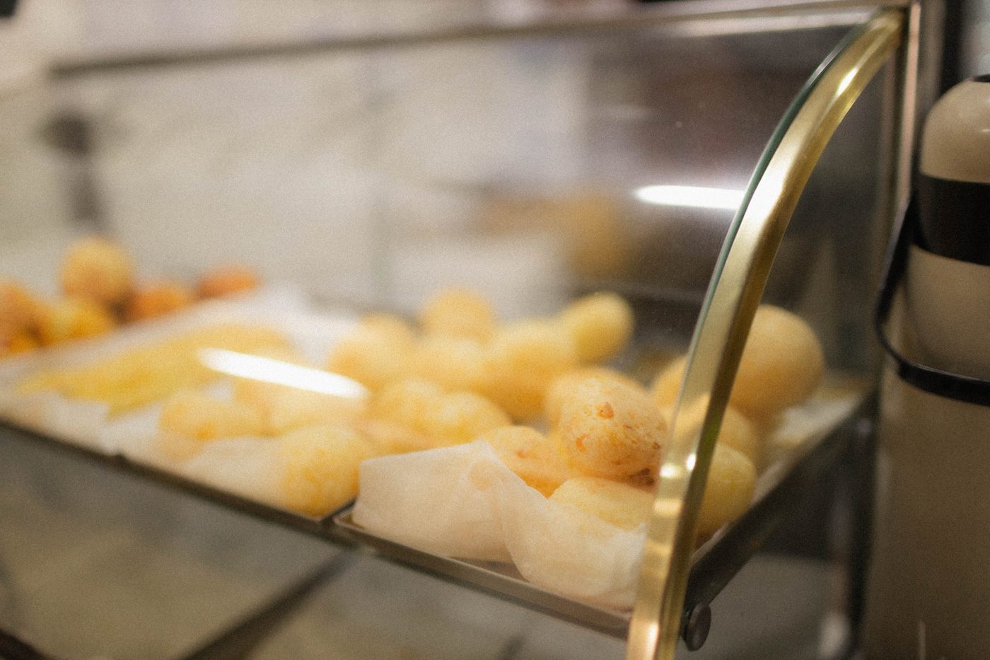 Pães de queijo em comércio próximo à Estação Canoas.