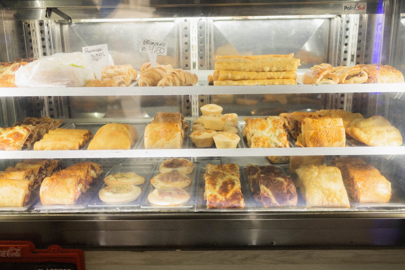 Vitrine de alimentos no Centro de Canoas.