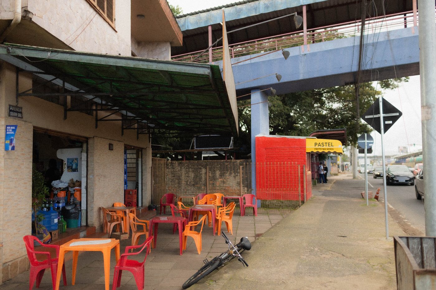 Mesas sob a estrutura da Estação Fátima.